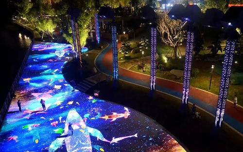 最新の会社ニュース ライトと水のカーテン 衝撃的な夜間ツアー - FLYINが街を照らす!