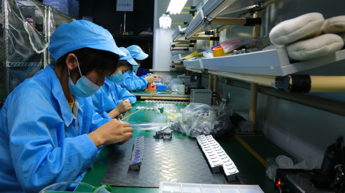 Flyin 2025 プロフェッショナル 3LCD 4Kレーザープロジェクター 7200 アンシルメン Ultra Hd 3840x2160 高明るさ ビジネス教育 大規模な会場 宴会ホール ステージ 15